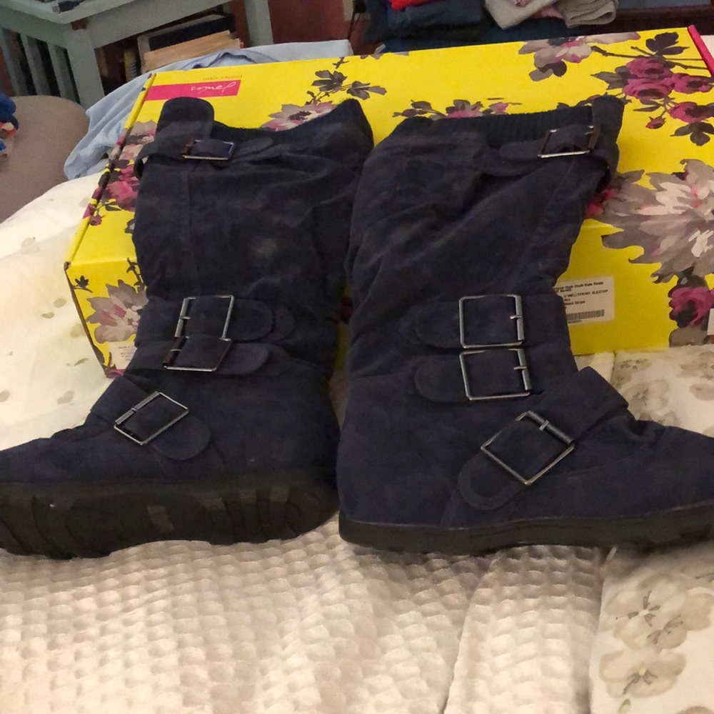 Navy suede boots 7. 1/2 NWOT